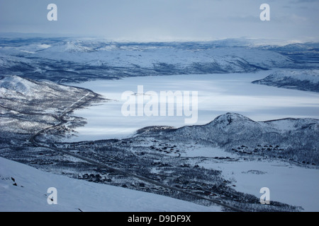 Kilpisjärvi Stadt und dem See von Saanatunturi aus gesehen Stockfoto