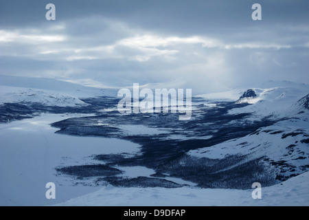 Kilpisjärvi Stadt und dem See von Saanatunturi aus gesehen Stockfoto