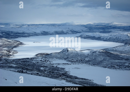 Kilpisjärvi Stadt und dem See von Saanatunturi aus gesehen Stockfoto