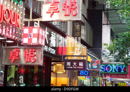 Belebte Straße in Hongkong mit Zeichen Stockfoto