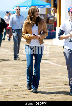 Stana Katic Filmen Szenen für das Fernsehen zeigt "Burg" am Santa Monica Pier Los Angeles, Kalifornien - 28.03.11 Stockfoto