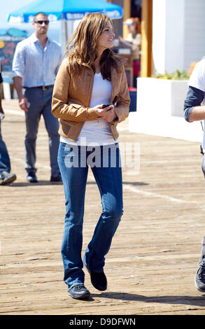 Stana Katic Filmen Szenen für das Fernsehen zeigt "Burg" am Santa Monica Pier Los Angeles, Kalifornien - 28.03.11 Stockfoto