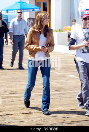 Stana Katic Filmen Szenen für das Fernsehen zeigt "Burg" am Santa Monica Pier Los Angeles, Kalifornien - 28.03.11 Stockfoto