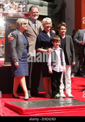 Dame Helen Mirren, wird Taylor Hackford mit Familie Dame Helen Mirren mit einer Hand und Fußabdruck Zeremonie im Grauman Chinese Theatre Los Angeles, Kalifornien - 28.03.11 geehrt Stockfoto