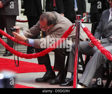 Taylor Hackford Dame Helen Mirren ist mit einer Hand und Fußabdruck Zeremonie im Grauman Chinese Theatre Los Angeles, Kalifornien - 28.03.11 geehrt Stockfoto