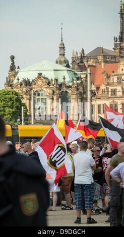 Dresden, Deutschland. 17. Juni 2013. Neonazis beteiligen sich an einer NPD-Kundgebung am Postplatz in Dresden, Deutschland, 17. Juni 2013. Die Rechtsextremisten verwenden regelmäßig den Jahrestag des Volksaufstandes in der DDR auf der 17. Juni 1953 für ihre Kundgebungen. Foto: Oliver Killig/Dpa/Alamy Live News Stockfoto