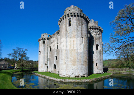 Die Ruinen Nunney Schloß umgeben von seinen Wassergraben, gebaut in der 1370s, in der Nähe von Frome, Somerset, England, UK Stockfoto