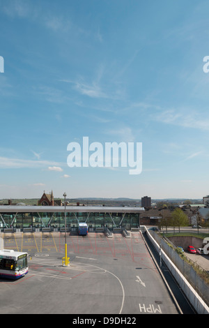 Stoke Bus Station, Stoke on Trent, Großbritannien. Architekt: Grimshaw, 2013. Gesamtansicht von Haltebuchten. Stockfoto