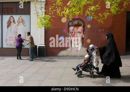 Brixton, London: 18. Juni 2013 - trat ein Wandbild des berühmten Musikers und Sängers David Bowie an der Wand des Morleys Kaufhaus in Brixton, Lambeth, Südlondon. Das Bowie-Gesicht ist (nach Künstler James Cochran, aka Jimmy C) aus der Deckung seines 1973 Album Aladdin Sane auf dem Höhepunkt seines Ruhms der 1970er Jahre stammen. Die pop-Ikone lebte bei 40 Stansfield Road, Brixton, von seiner Geburt im Jahre 1947 bis 1953. Dieses Cover erschien im Rolling Stone Liste der 500 besten Alben aller Zeiten, so dass #277. Bildnachweis: Richard Baker / Alamy Live News Stockfoto