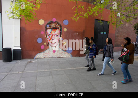 Brixton, London: 18. Juni 2013 - trat ein Wandbild des berühmten Musikers und Sängers David Bowie an der Wand des Morleys Kaufhaus in Brixton, Lambeth, Südlondon. Das Bowie-Gesicht ist (nach Künstler James Cochran, aka Jimmy C) aus der Deckung seines 1973 Album Aladdin Sane auf dem Höhepunkt seines Ruhms der 1970er Jahre stammen. Die pop-Ikone lebte bei 40 Stansfield Road, Brixton, von seiner Geburt im Jahre 1947 bis 1953. Dieses Cover erschien im Rolling Stone Liste der 500 besten Alben aller Zeiten, so dass #277. Bildnachweis: Richard Baker / Alamy Live News Stockfoto