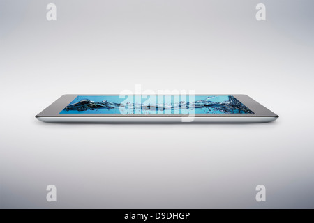 Digital-Tablette mit sanft ansteigenden sprudelnden Wasser auf Bildschirm Stockfoto