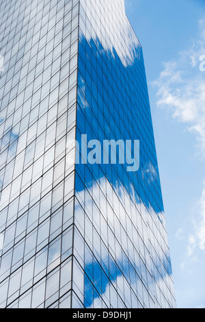 Blau bewölktem Himmel spiegelt sich in Fenstern der modernen Wolkenkratzer Stockfoto