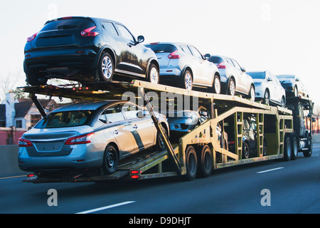 Autos-Transport auf LKW auf Autobahn Stockfoto