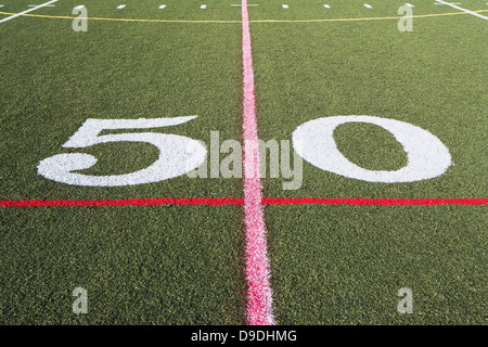 50-Yard-Linie auf American Football-Feld Stockfoto