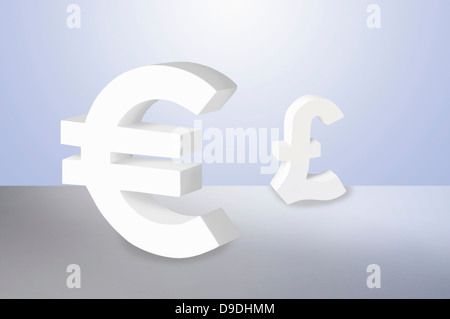 Euro und Pfund Zeichen auf blauem Hintergrund Stockfoto