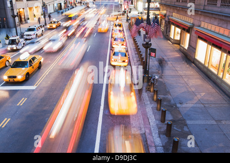 Gelben Taxis in einer Reihe an stark befahrenen Straße New York City, USA Stockfoto