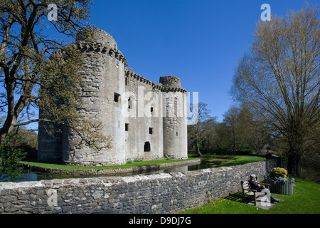 Die Ruinen Nunney Schloß umgeben von seinen Wassergraben, gebaut in der 1370s, in der Nähe von Frome, Somerset, England, UK Stockfoto