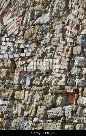 Eine alte Mauer aus Steinen und Ziegeln Stockfoto