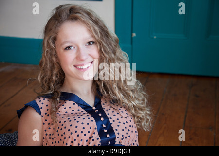 Teenager im Zimmer mit Holzboden Stockfoto