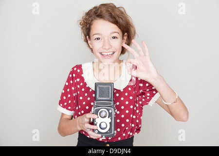 Mädchen halten alte Kamera Stockfoto