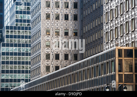 Seitenansicht von Bürogebäuden, Nahaufnahme Stockfoto