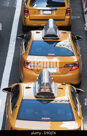 Gelben Taxis in einer Zeile 42nd Street New York, USA Stockfoto