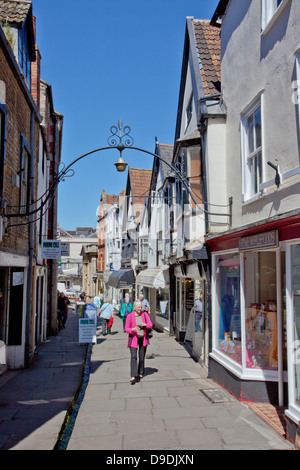 Die vielfältige Auswahl an unabhängigen Läden auf der historischen billig-Straße in Frome, Somerset, England, UK Stockfoto