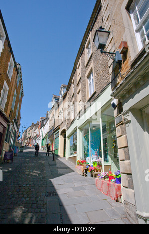 Die vielfältige Auswahl an unabhängigen Läden auf der historischen Catherine Hill in Frome, Somerset, England, UK Stockfoto