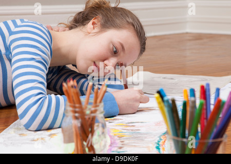Mädchen auf Boden Bild zeichnen Stockfoto