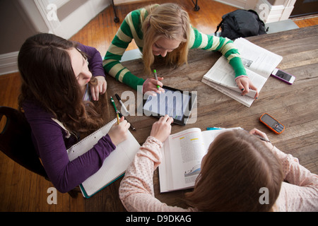 Mädchen sitzen am Tisch zu studieren Stockfoto