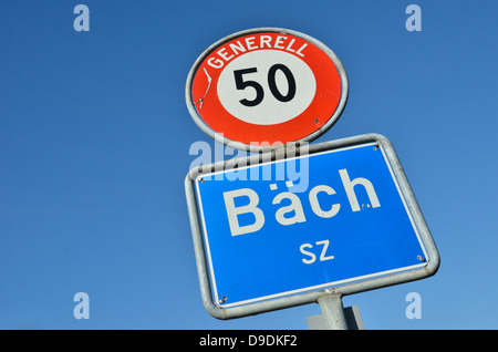 Straßenschild zeigt die Stadt von Bäch, Zürich, Schweiz Stockfoto