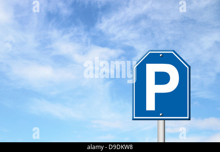 Parkplatz Schild mit blauem Himmel leer für text Stockfoto