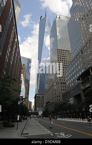 Vesey Street in Battery Park City liegt im Schatten von 1 World Trade Center und anderen Wolkenkratzern. Stockfoto