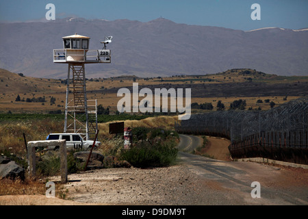 Ein Wachturm der Vereinten Nationen ausrücken Beobachtertruppe undof am Grenzübergang Quneitra auf den Golanhöhen zwischen Israel und Syrien Stockfoto