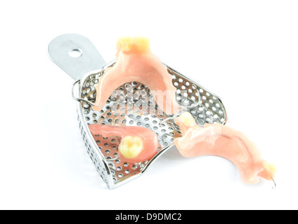 Tabletts mit Zahnersatz auf weißem Hintergrund Stockfoto