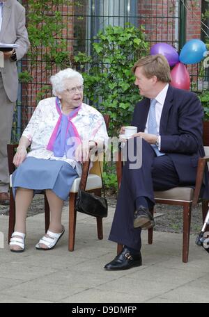 Den Haag, Niederlande. 18. Juni 2013. Niederländischer König Willem-Alexander besucht die Stiftung Saphir Residenz Gruppe in den Haag. Diese vollstationäre Pflege Organisation hat die erste Generation Garten in den Niederlanden, wo Jung und alt einander treffen können. Foto: Albert Philip Van Der Werf / Niederlande OUT/Dpa/Alamy Live News/Dpa/Alamy Live News Stockfoto