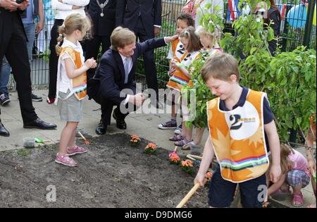 Den Haag, Niederlande. 18. Juni 2013. Niederländischer König Willem-Alexander besucht die Stiftung Saphir Residenz Gruppe in den Haag. Diese vollstationäre Pflege Organisation hat die erste Generation Garten in den Niederlanden, wo Jung und alt einander treffen können. Foto: Albert Philip Van Der Werf / Niederlande OUT/Dpa/Alamy Live News/Dpa/Alamy Live News Stockfoto