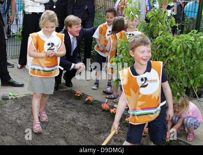 Den Haag, Niederlande. 18. Juni 2013. Dutch King Willem-Alexander (C) besucht die Stiftung Saphir Residenz Gruppe in den Haag. Diese vollstationäre Pflege Organisation hat die erste Generation Garten in den Niederlanden, wo Jung und alt einander treffen können. Foto: Albert Philip Van Der Werf / Niederlande OUT/Dpa/Alamy Live News/Dpa/Alamy Live News Stockfoto