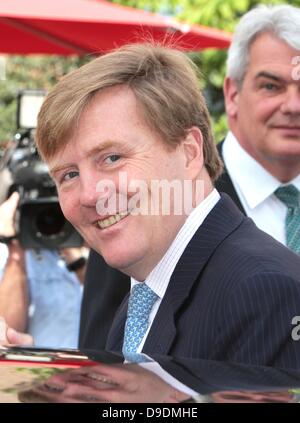 Den Haag, Niederlande. 18. Juni 2013. Niederländischer König Willem-Alexander besucht die Stiftung Saphir Residenz Gruppe in den Haag. Diese vollstationäre Pflege Organisation hat die erste Generation Garten in den Niederlanden, wo Jung und alt einander treffen können. Foto: Albert Philip Van Der Werf / Niederlande OUT/Dpa/Alamy Live News/Dpa/Alamy Live News Stockfoto