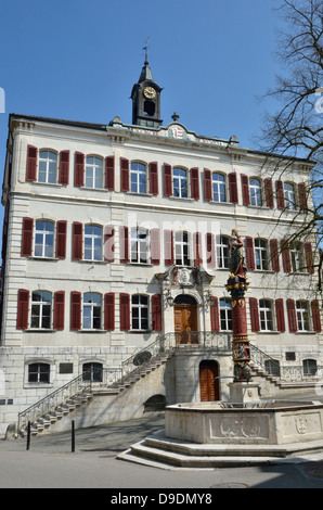 Hôtel de Ville (Rathaus) und Place De La Liberté, Delémont, Jura, Schweiz. Stockfoto