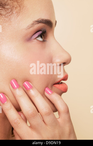 Seitenansicht der Frau trägt Make-up und Nagellack Stockfoto