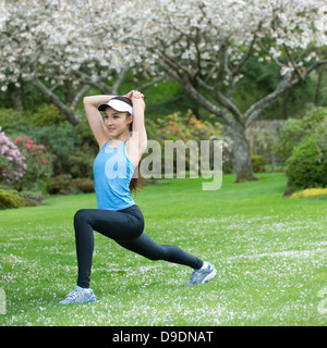 Teenager-Mädchen tragen blaue Strecken im Park Sportbekleidung Stockfoto