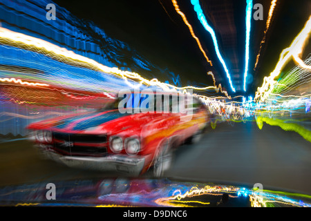 Rotes Auto in der Nacht durch die Stadt bewegen Stockfoto