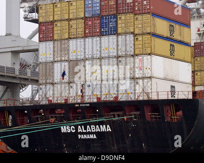 Container stapeln sich auf dem hinteren Deck des Panama registriert Msc Alabama im Hafen von Rotterdam, Niederlande Stockfoto