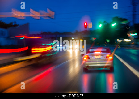 Autos fahren in der Nacht im Regen Sturm Stockfoto