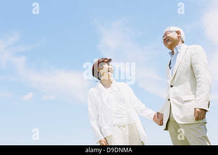 Älteres paar lächelnd Hand in Hand Stockfoto