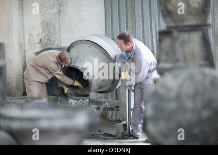 Vorbereiten von Material für die Herstellung von Keramik Stockfoto