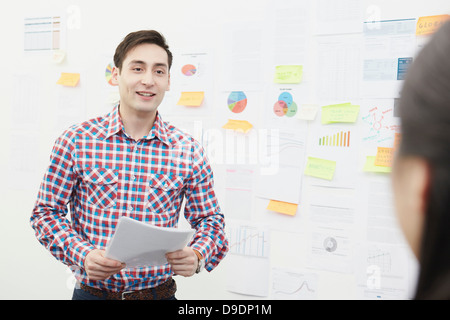 Mann vor klebenden Hinweise zur Wand Stockfoto