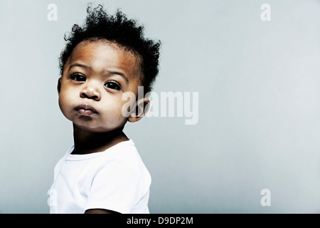 Porträt des jungen tragen weiße Blick in die Kamera Stockfoto