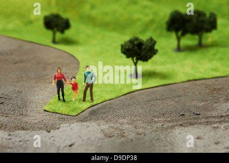 Figuren auf vorgeben Rasen mit Bäumen Stockfoto